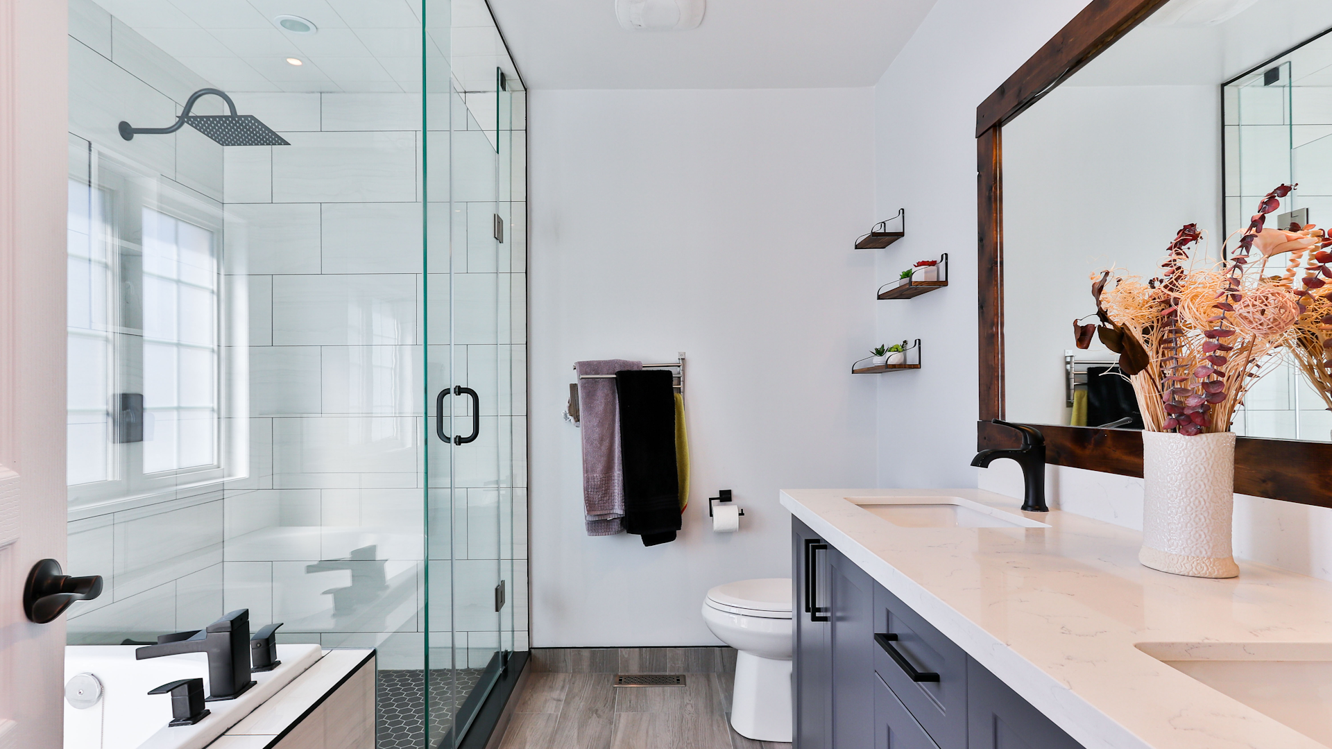 Laundry room with washing machine